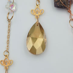 Ophæng med sommerfugle og krystaller