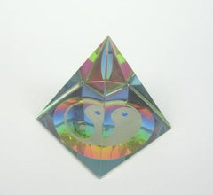 Pyramide m. Yin-Yang