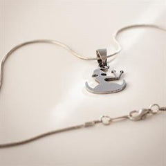 JOMFRUEN, HALSKÆDE MED STJERNETEGN I POLERET STÅL