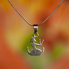 JOMFRUEN, HALSKÆDE MED STJERNETEGN I POLERET STÅL