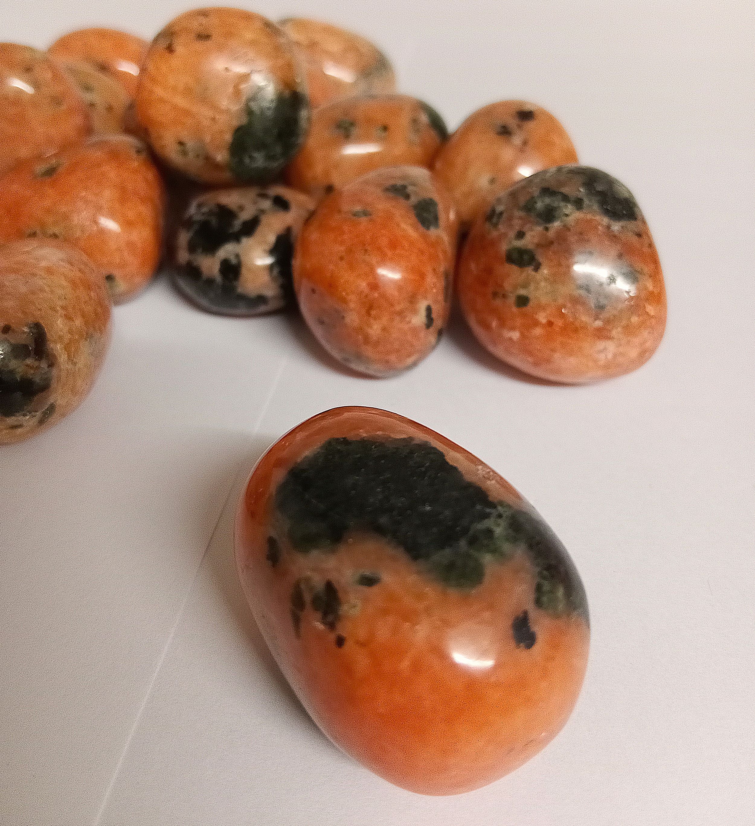 Orange calcit m. Sort Turmalin
