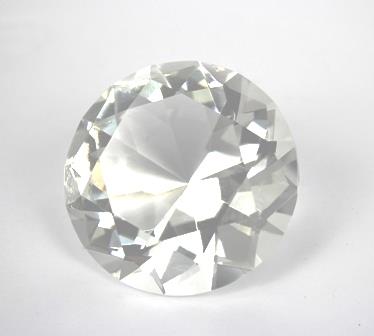 EN STOR DIAMANT AF KRYSTALGLAS