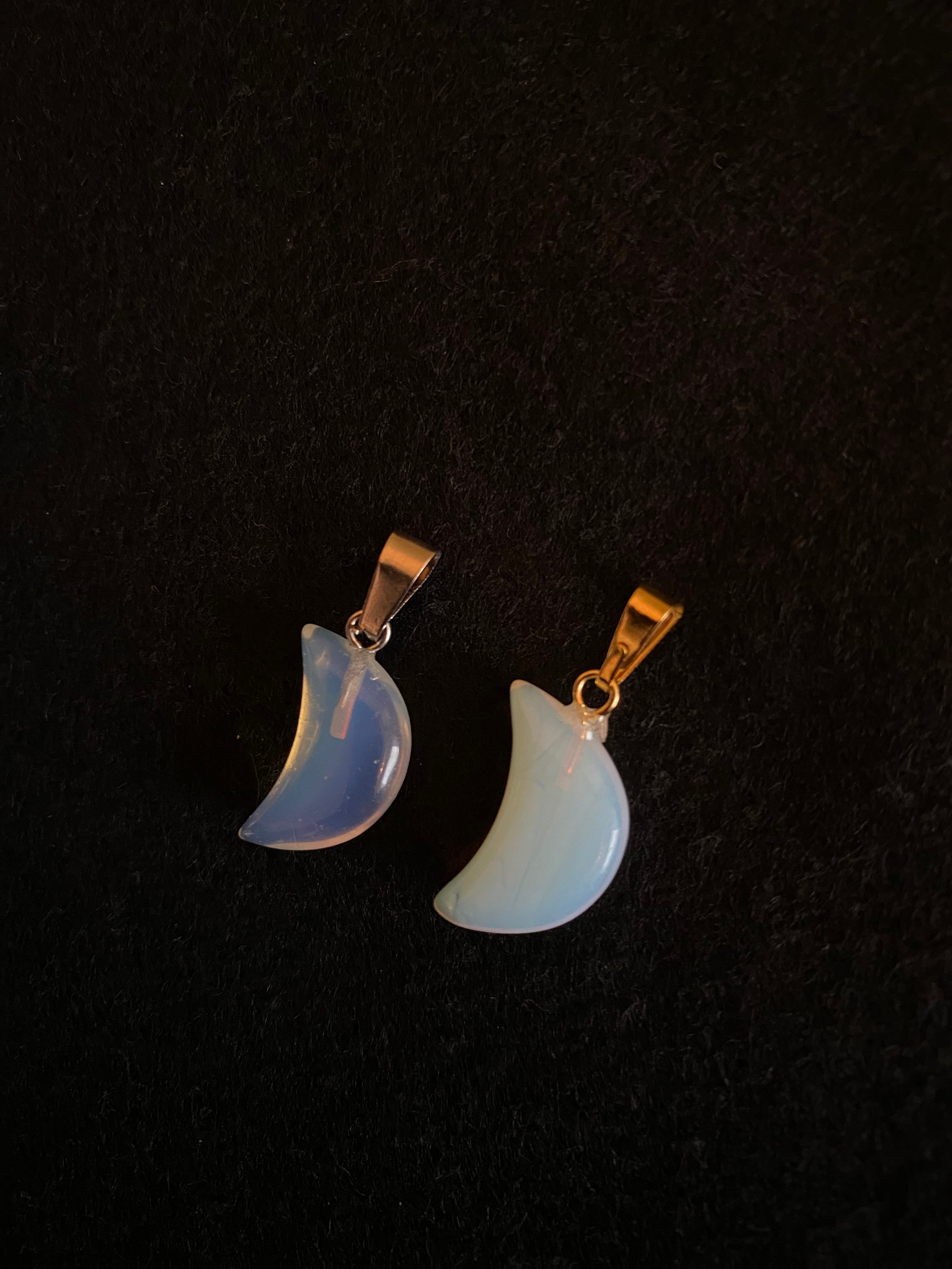 Opal glas (fremstillet) vedhæng måne (guld)
